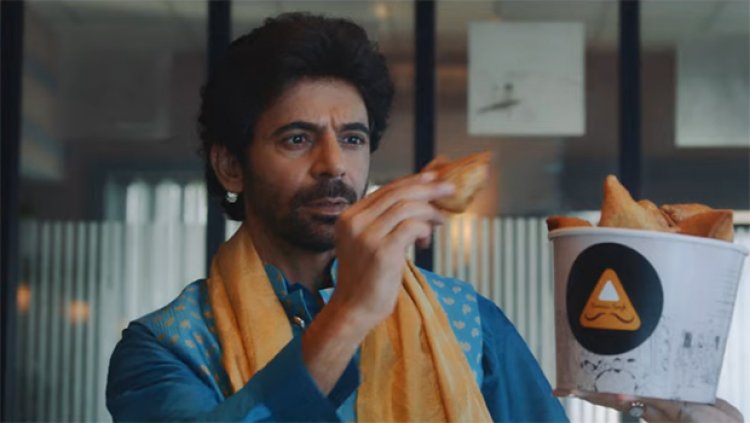Sunil Grover praises samosas in a new Samosa Singh advertisement