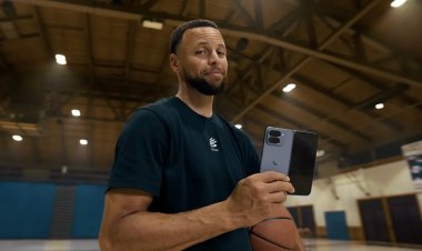 Curry Breaks Routine and Switches to Google Pixel 10