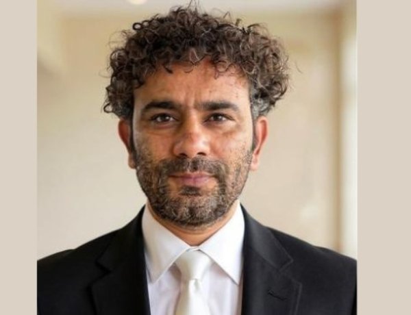 Premium Smartphone Buyers Go Omnichannel as Online Research Drives Offline Store Purchases